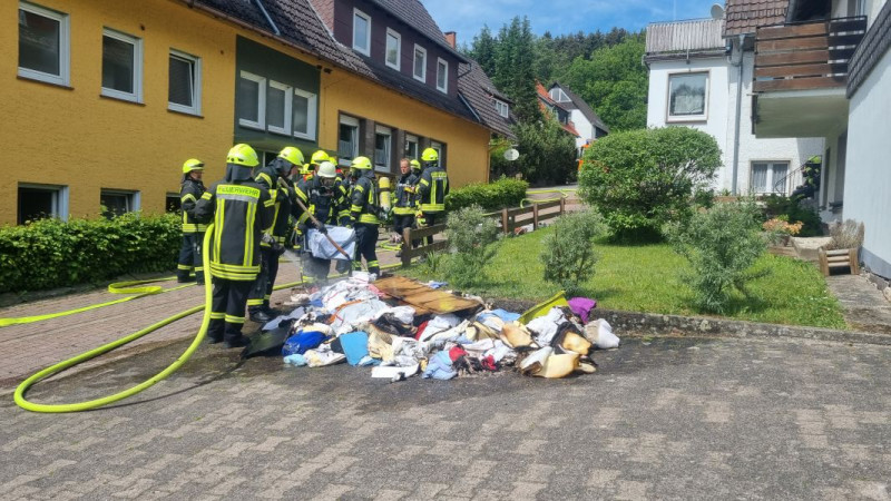 Löscharbeiten der Feuerwehr: Gegenstände wurden aus dem Keller in den Vorhof zum Ablöschen gebracht. 